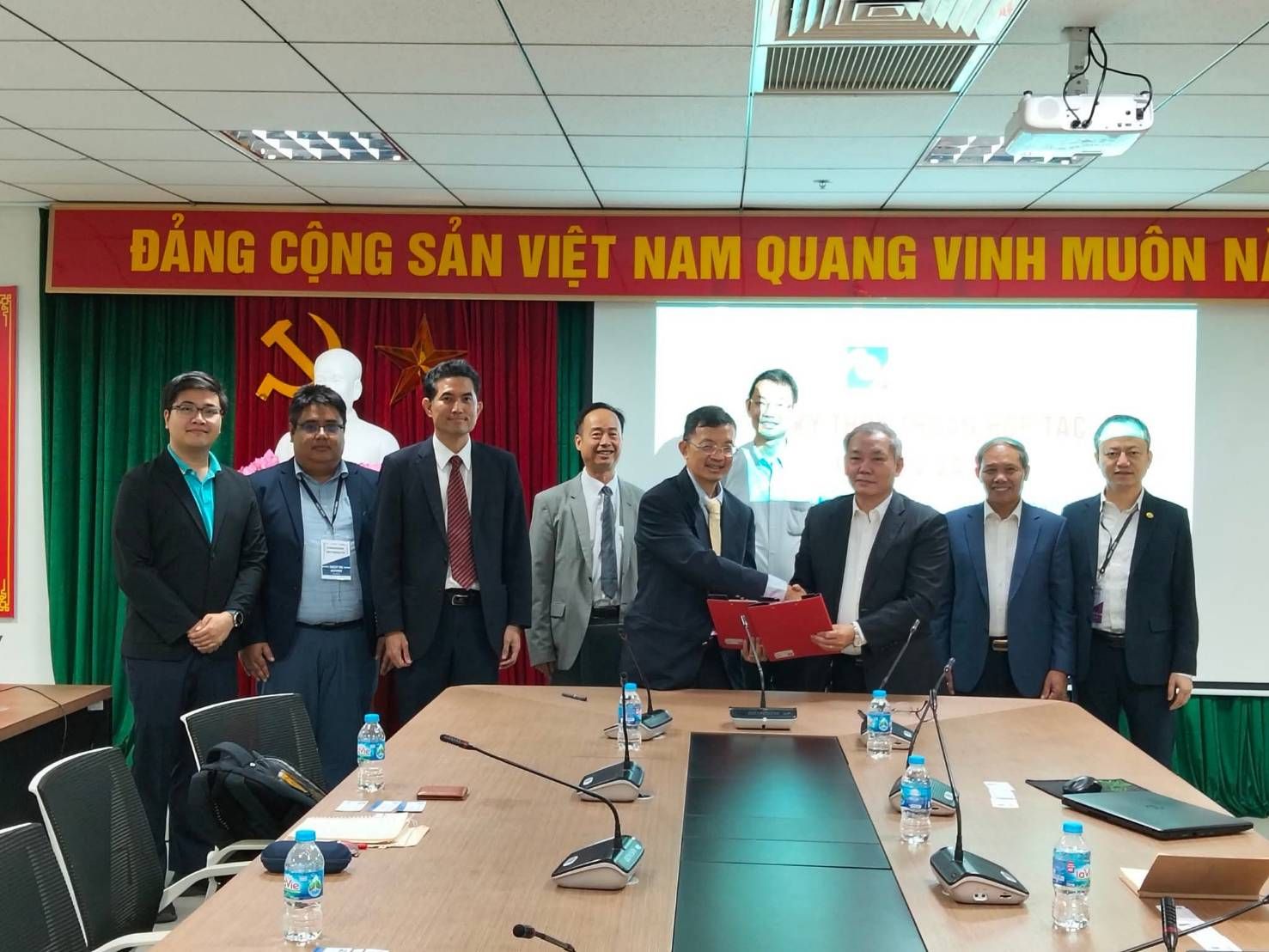 พิธีลงนามข้อตกลงความร่วมมือระหว่างสมาคม Radio and Electronics Association of Vietnam (REV) และสมาคม ECTI